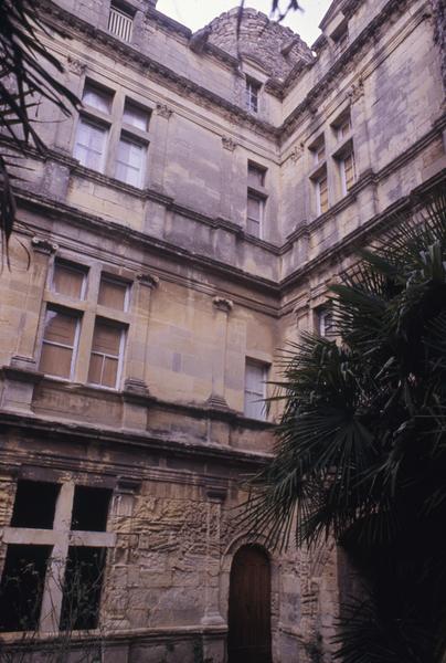 Cour, angle nord-ouest, tourelle d'escalier.