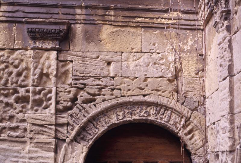 Cour, angle nord, entrée de l'aile ouest.