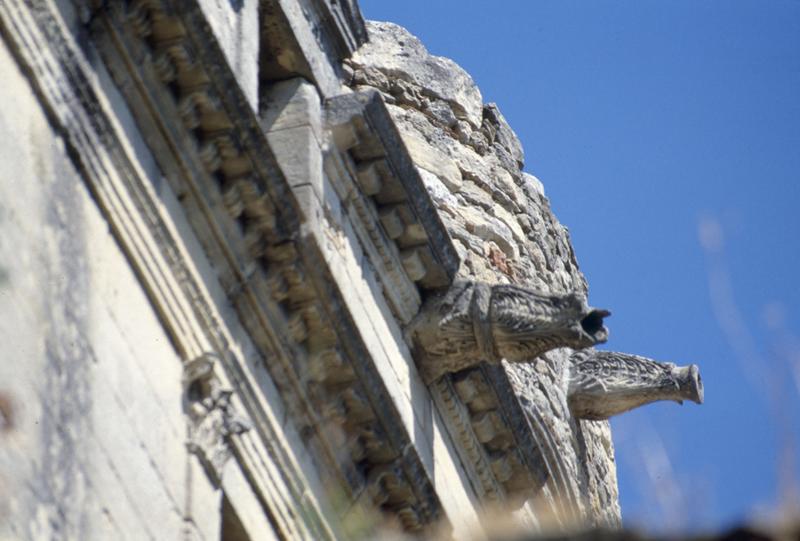 Cour, tourelle d'escalier et gargouilles.