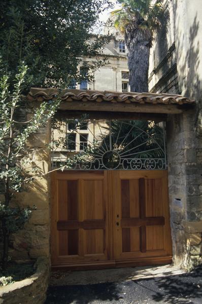 Cour, portail après restauration.