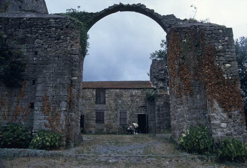 Entrée de la cour.