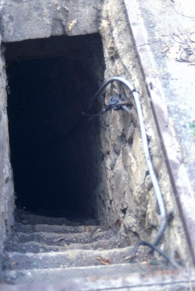 Départ des escaliers du souterrain.