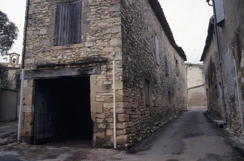 Aile des communs, façade latérale sur rue.