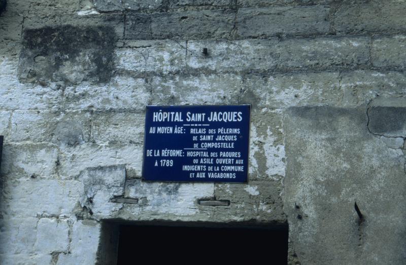 Façade sur rue, plaque de l'hôpital Saint-Jacques.