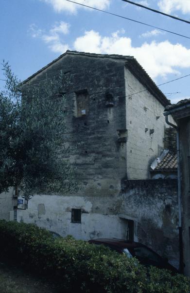 Façade sur cour et sur impasse.