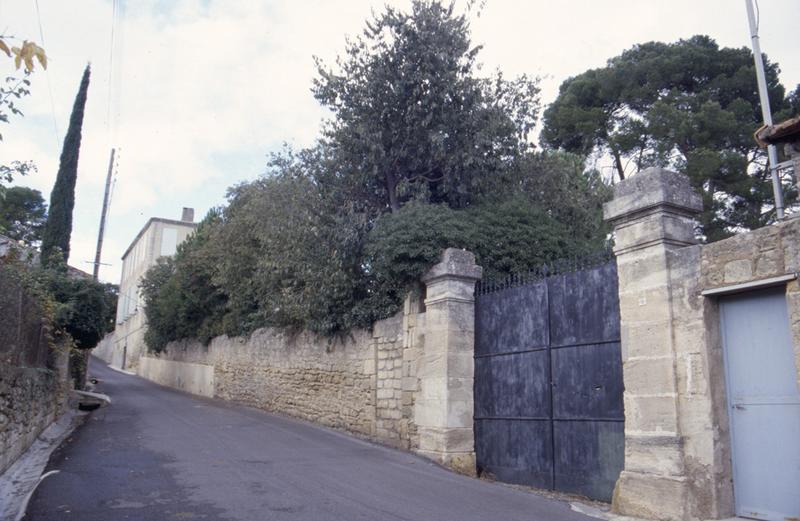 Côté sud, rue de la Font, entrée du parc est.