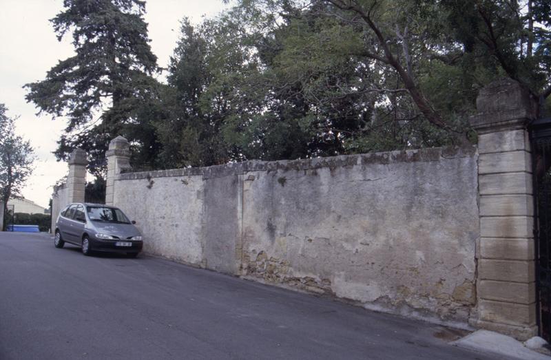 Mur de clotûre sur la place Brun Bayle.