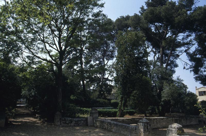 Vue du jardin depuis l'entrée vers la place.