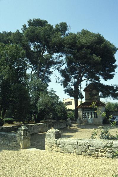 Jardin ouest et pigeonnier, vue depuis la porte d'entrée.