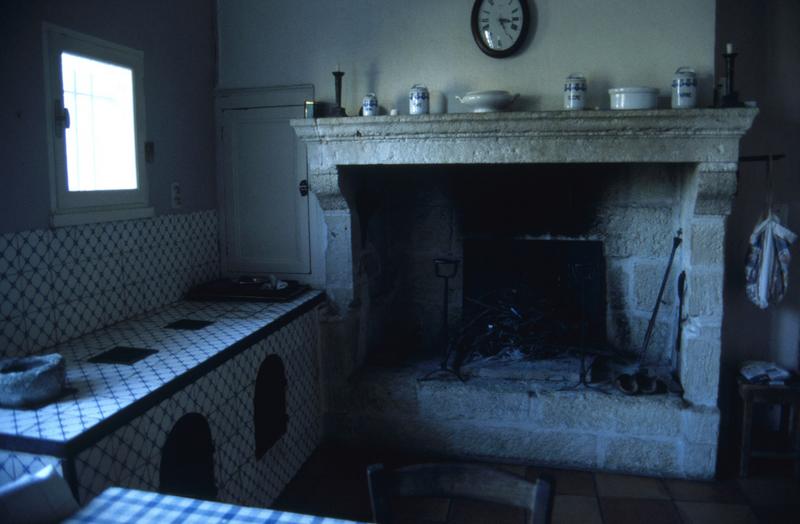 Ferme, cuisine avec plaque de 1784.