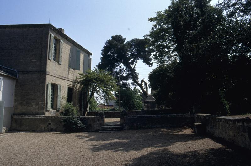 Façade d'entrée et jardin.