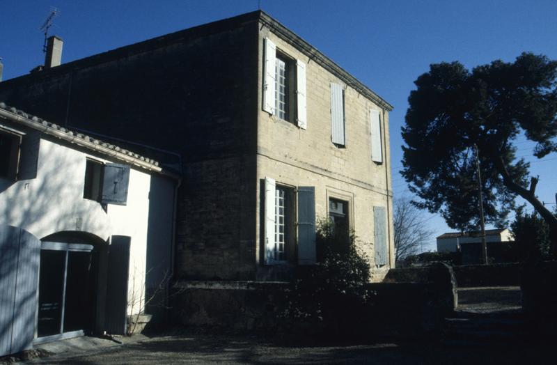 Façade d'entrée et ferme.