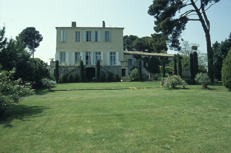 Façade est sur parc.