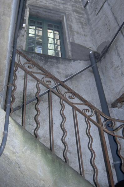 Cour intérieure, escalier conduisant à la cave.