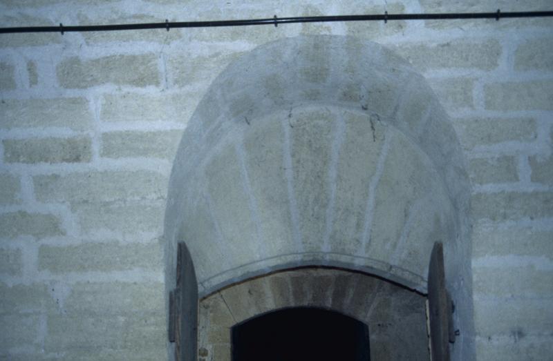 Cave, rez-de-chaussée sur rue.