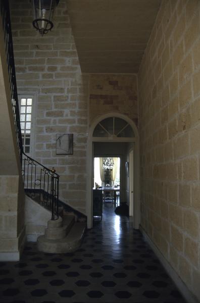 Escalier, mur côté cour intérieure.