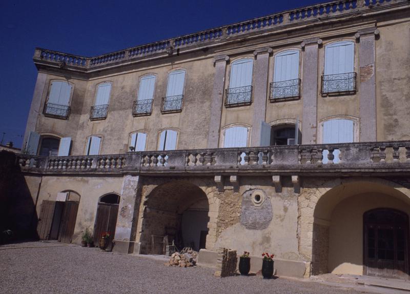 Façade est sur cour.