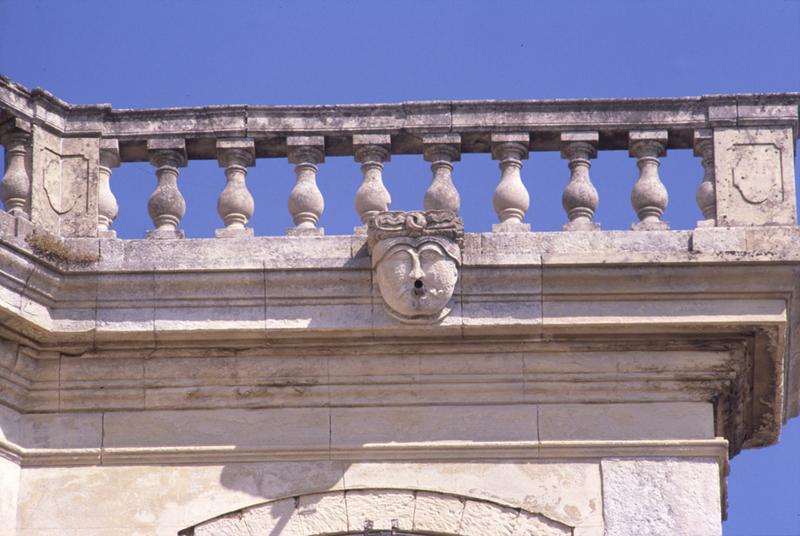 Façade est sur cour, détail de la balustrade.