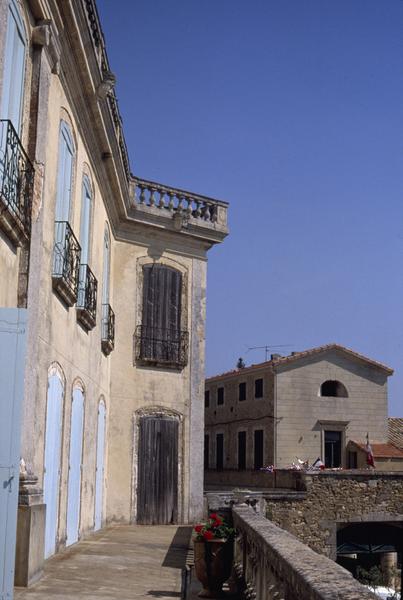 Façade est sur cour, terrasse, vue vers la mairie.