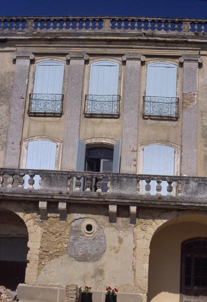 Façade est sur cour, travée centrale.