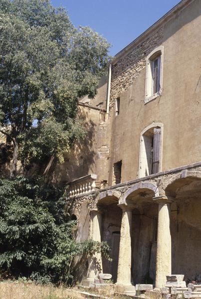 Corps de logis nord : façade sud, reste de l'ancienne balustrade en pierre.