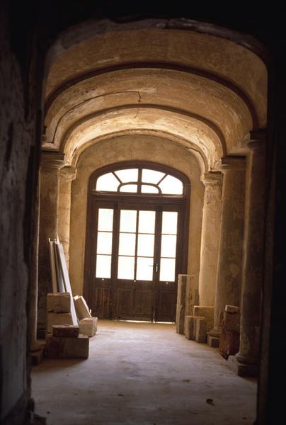 Intérieur, couloir voûté de l'entrée est.