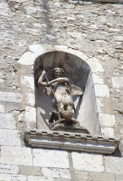 Façade, statue de Saint-Michel terrassant le dragon.