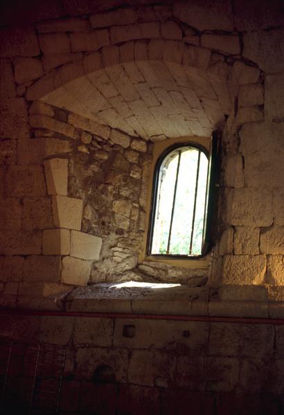 Intérieur de la salle capitulaire, détail d'une fenêtre.