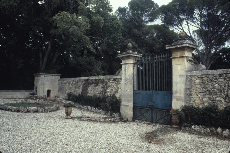 Grand portail d'entrée, vue depuis la cour.