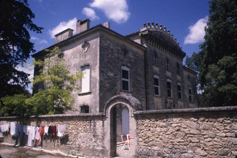 Façade sud et est, mur de cloture et portail sud.