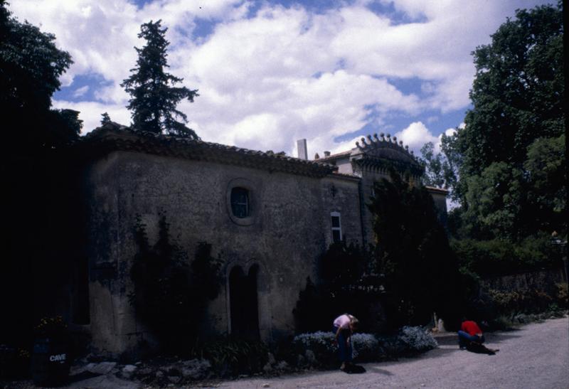 Façade est des communs et du château.