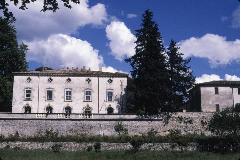 Façade ouest sur jardin, communs et terrasse.