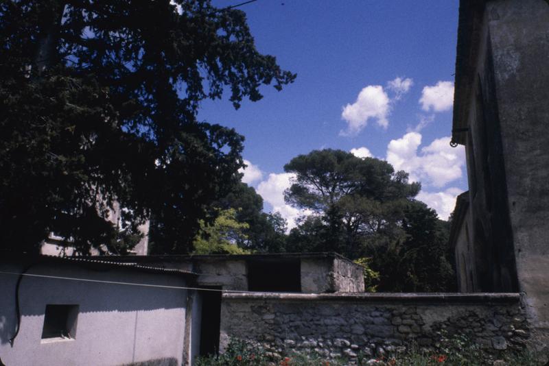 Cour entre le château et les communs sur la droite, vue depuis l'ouest.