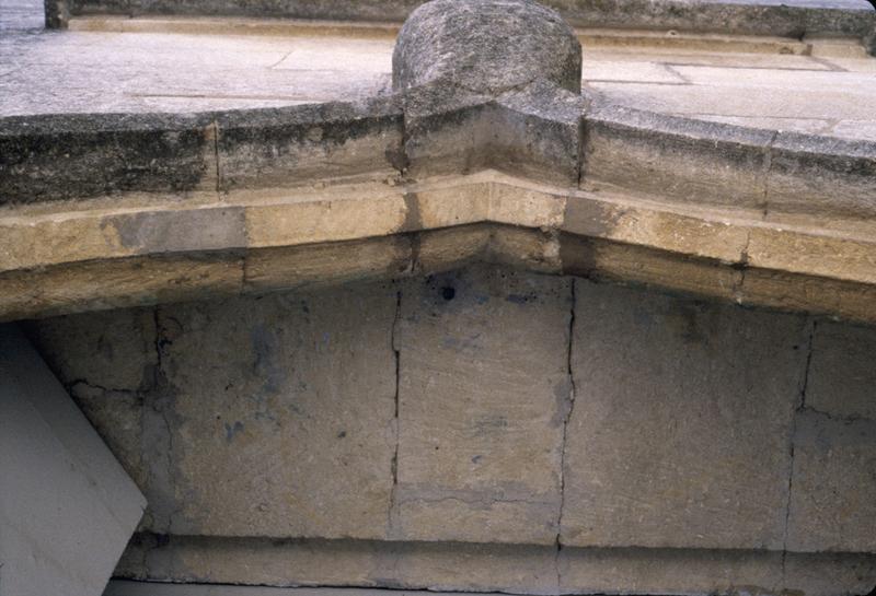 Détail de la fenêtre du vestibule à droite de l'entrée, clef saillante en "goutte renversée".