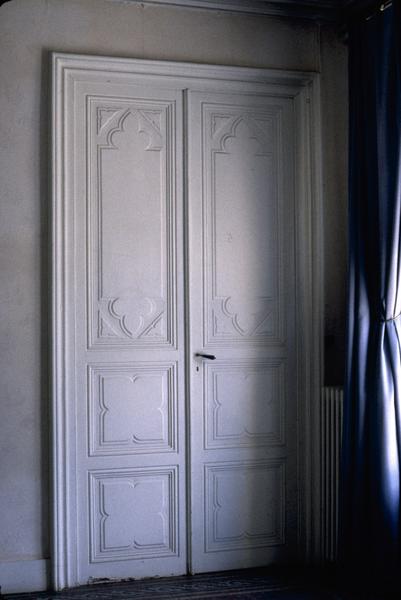 Rez-de-chaussée, grand salon, porte.