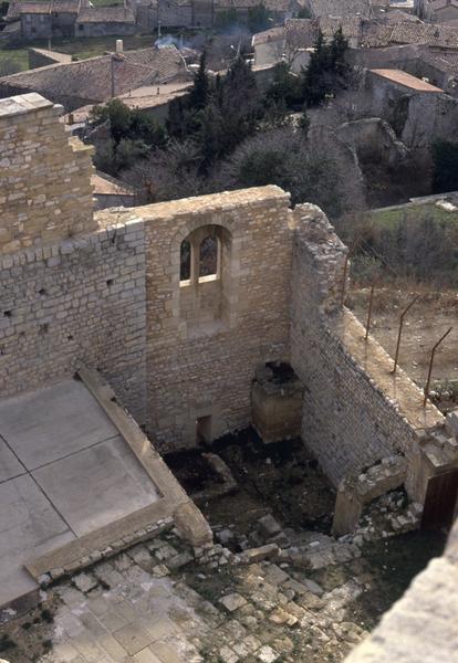 Cour intérieure, ancien porche, mur est.