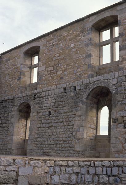 Cour intérieure, mur est.