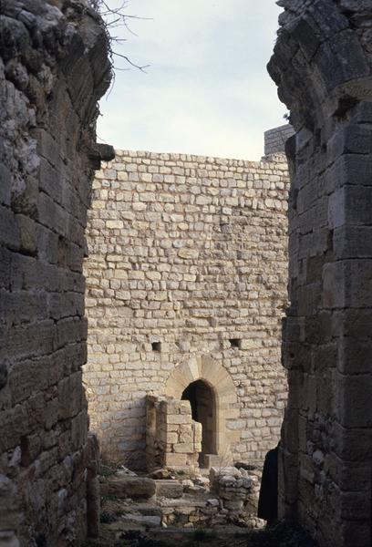 Cour intérieure, mur nord, vue de l'angle sud-ouest.