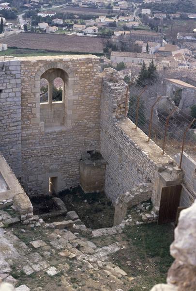 Cour intérieure, ancien porche, mur est.