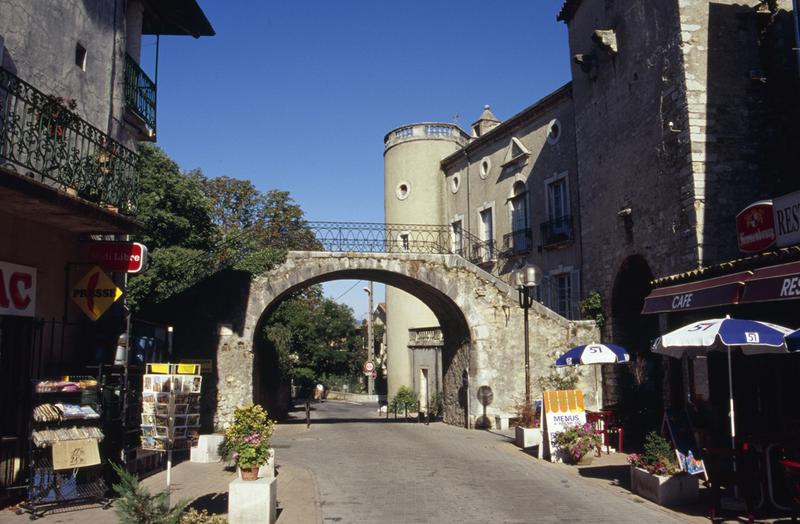 Vue d'ensemble depuis la rue.