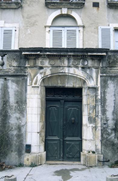 Façade, entrée.