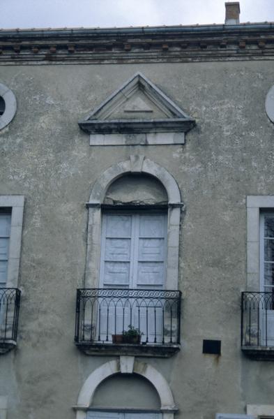 Façade, travée centrale.