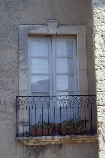 Façade, fenêtre du 1er étage à côté de la tour de l'Horloge.