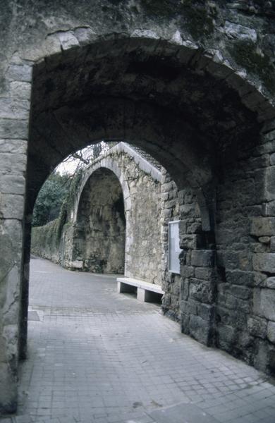 Tour de l'Horloge, vue rue Droite, porte.