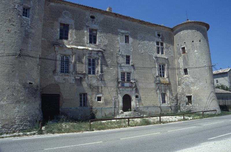 Façade sur route.