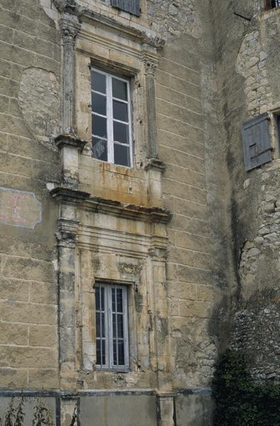 Façade principale sur route, baies.