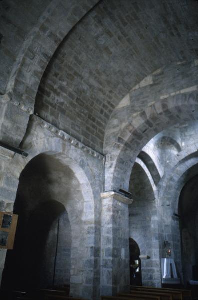 Intérieur de la nef, vue vers l'abside.