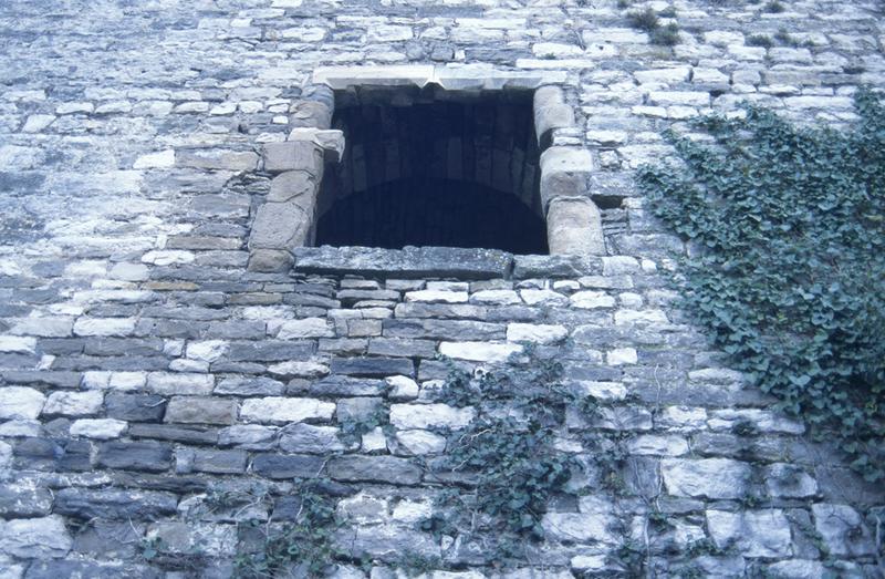 Façade nord-est, traces de croisée.