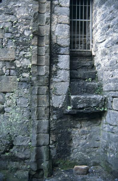 Donjon, escalier conduisant au rempart.