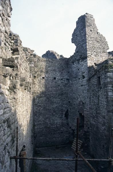 Cour intérieure, mur nord du donjon.